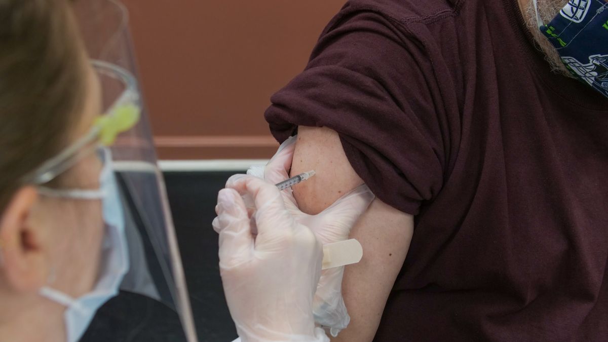 Ziekenhuizen en apothekers hebben genoeg van verspilling: "GGD laat vijftien procent coronavaccins in prullenbak verdwijnen"