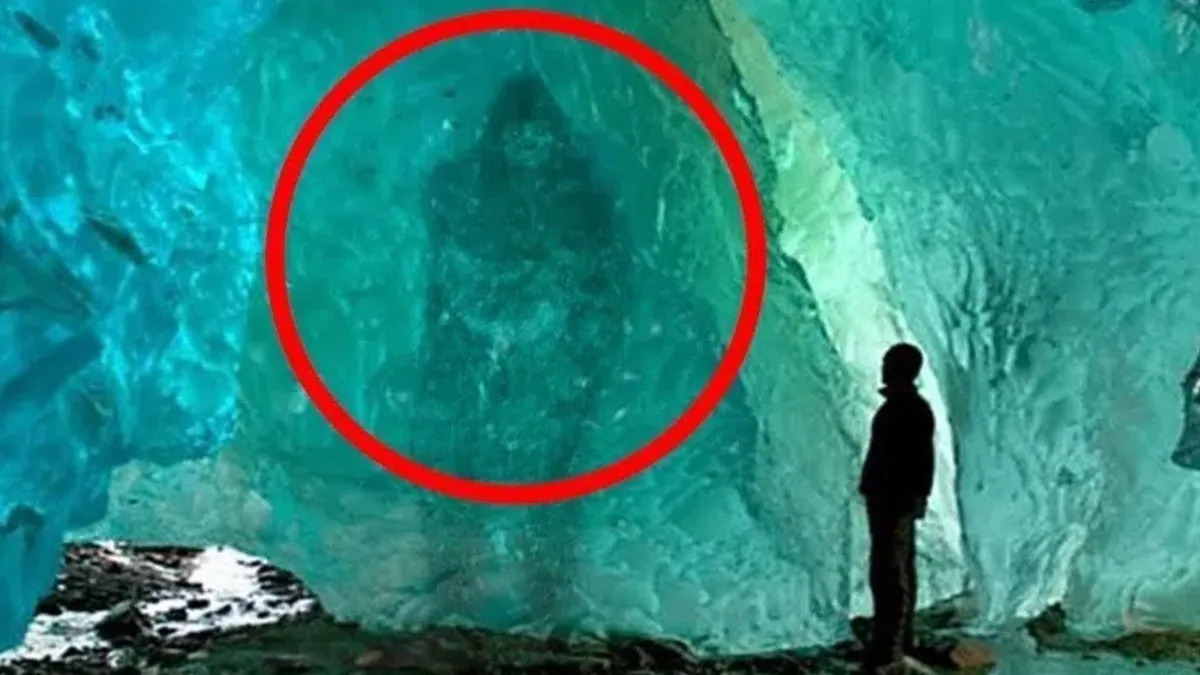Een wetenschapper ontdekt iets vreemds in een ijsberg en staat versteld van wat het werkelijk is