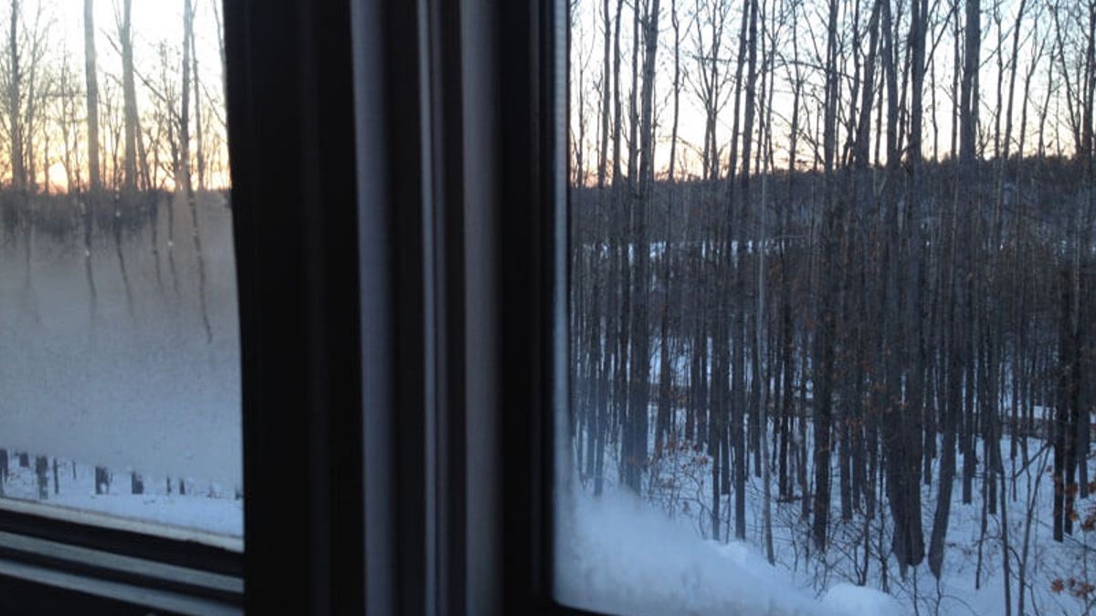 Dit is waarom je ondanks de kou, altijd met je raam open zou moeten slapen