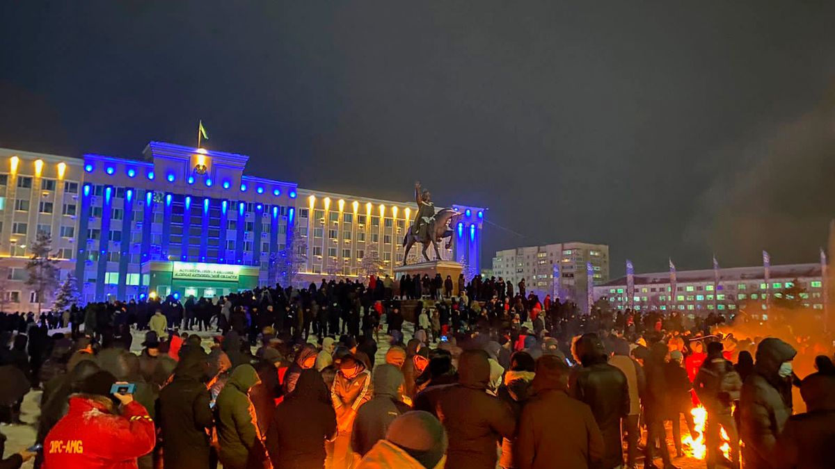 Rusland stuurt troepen naar Kazachstan om dodelijke opstand neer te slaan