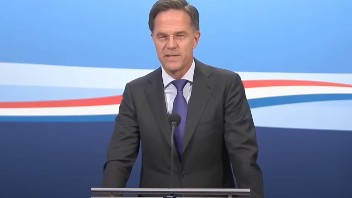 VIDEO: Mark Rutte krijgt woedeaanval tijdens persconferentie