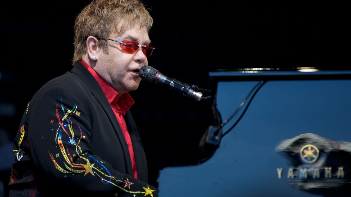 Elton John (76) met spoed opgenomen in het ziekenhuis