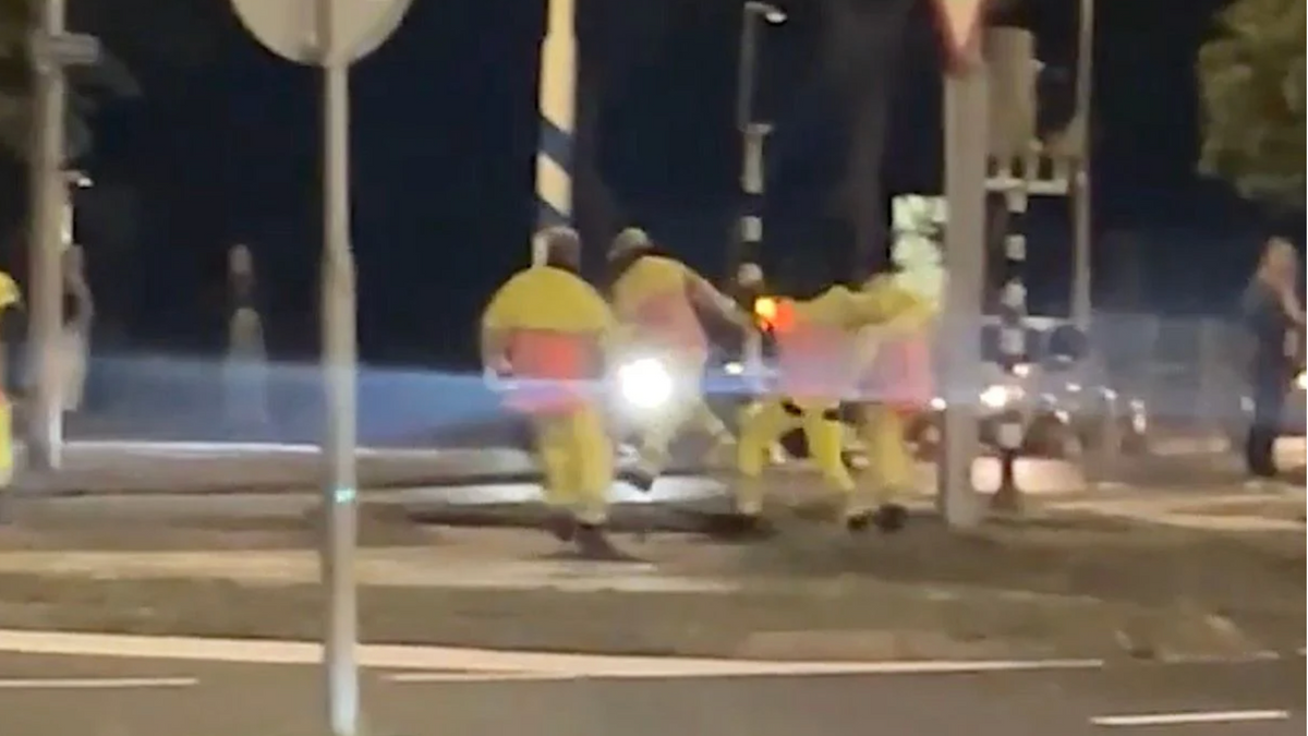 VIDEO: Verkeersregelaars gaan met elkaar op de vuist