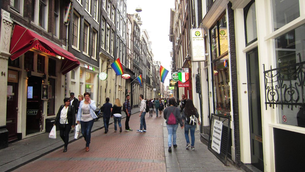 Vrouw neergestoken midden in centrum van Amsterdam