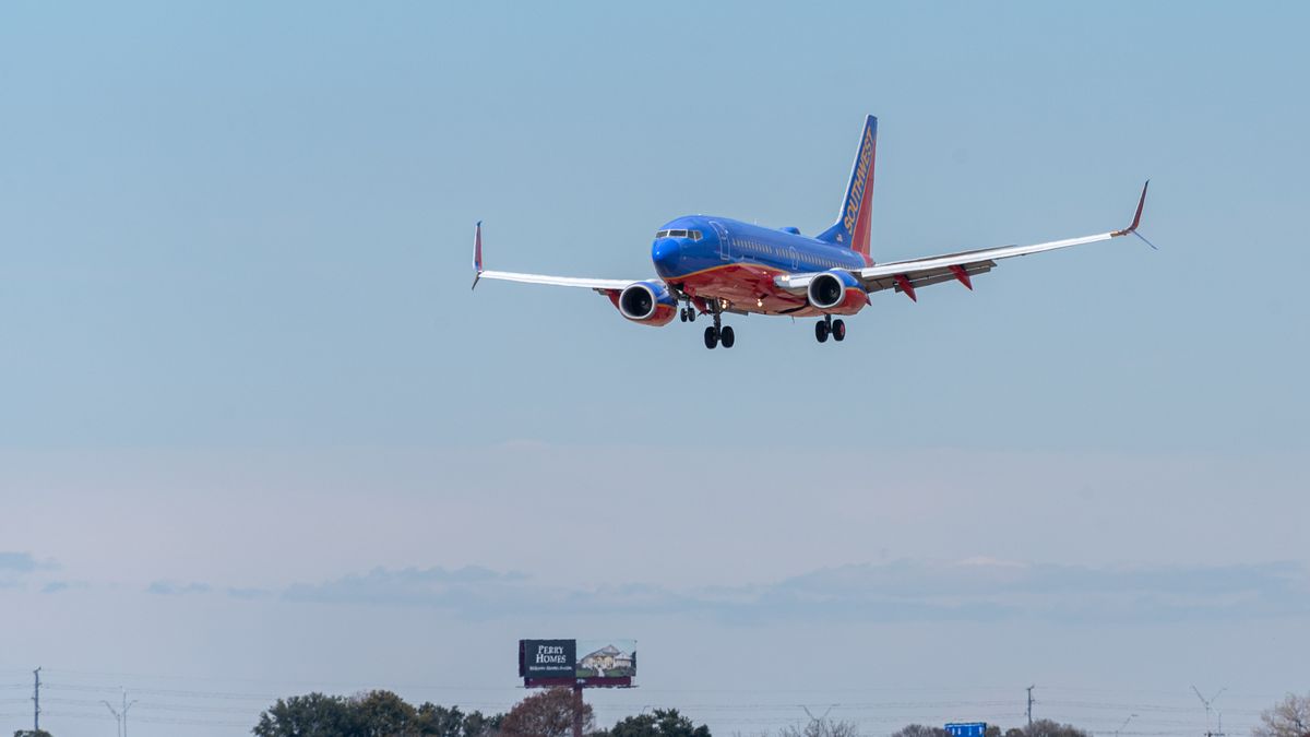 Vliegtuig maakt noodlanding vanwege stinkende poepluier