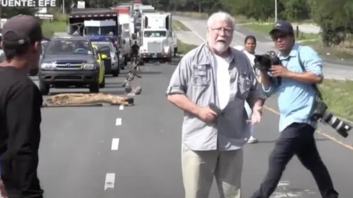 VIDEO: 77-jarige man schiet klimaatactivisten dood die al wekenlang de weg blokkeerden