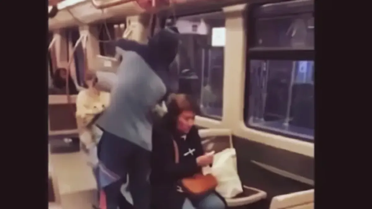 VIDEO: Belgische Youtuber denkt grappig te zijn en gooit een emmer met stront over een reiziger in de metro heen