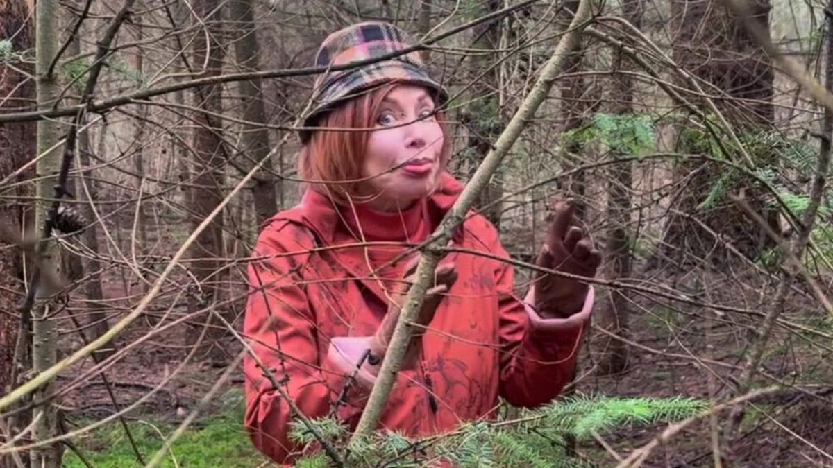 Bizarre beelden Marijke Helwegen gaan viraal: "Knabbelt aan dennentakken in een bos"