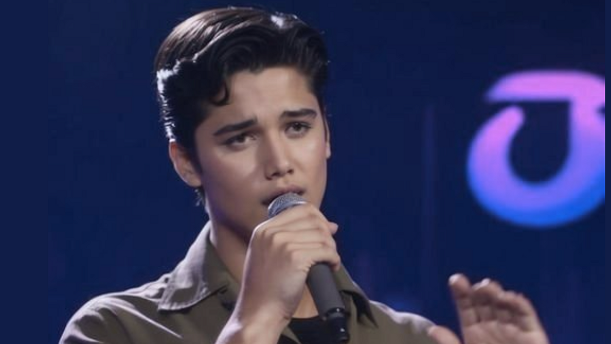 Niemand had verwacht dat deze 16-jarige jongen precies zoals Elvis zou klinken, maar hij weet velen te verbazen