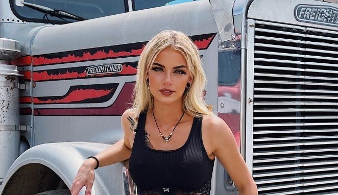 ‘Heetste trucker ter wereld’ ontslagen, maar vindt al snel andere job en doet het nu in ‘cow girl’ stijl (foto’s)