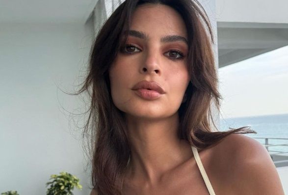 エミリー・ラタコウスキー、シースルーのドレスでインスタグラムのアカウントを危険にさらす：「何もしないほうがいいよ！」