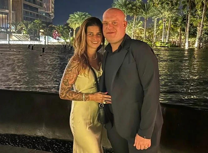 Bull's eye! Daphne, de vrouw van Michael van Gerwen, showt in bikini haar waanzinnige tattoos | Clint.be