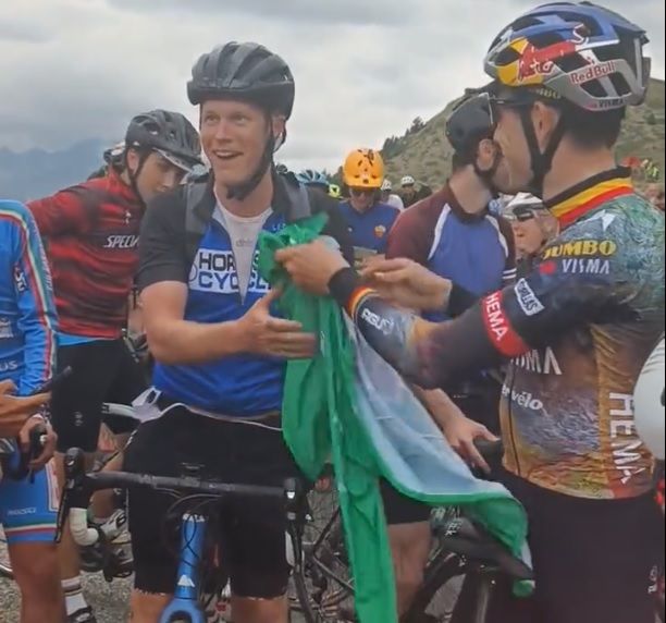 Video: Lucky fan gets green jersey from Wout van Aert after Tour de France  stage finish | CyclingUpToDate.com