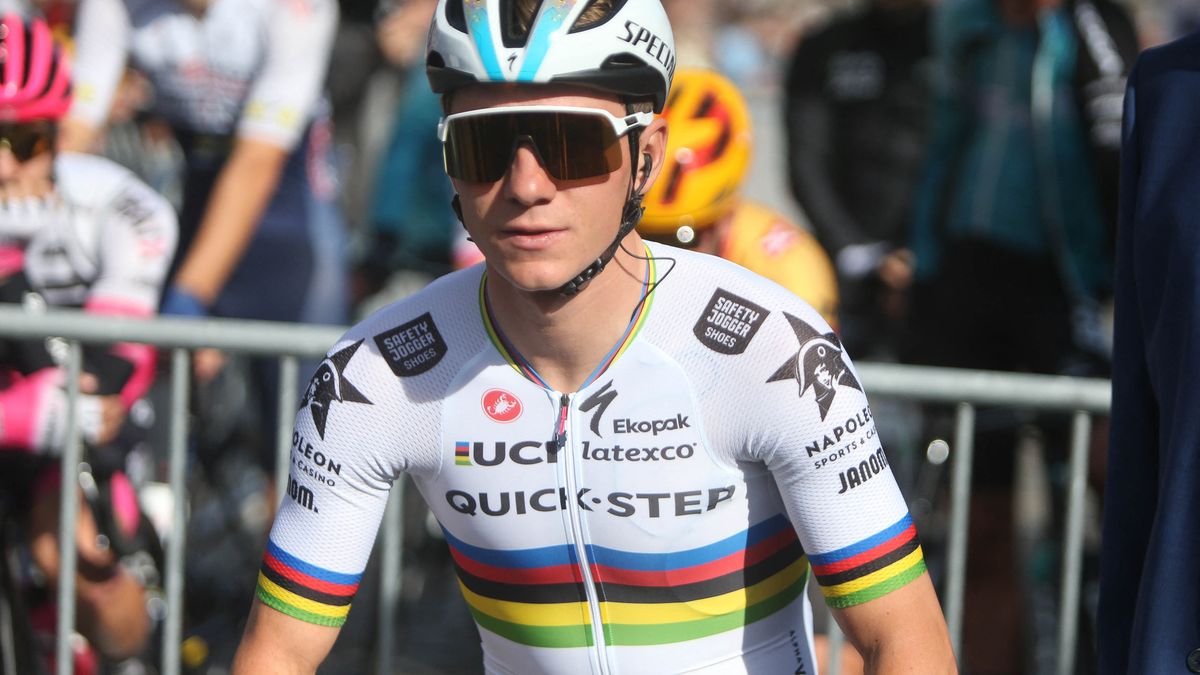 Video: Remco Evenepoel's first day in the rainbow jersey