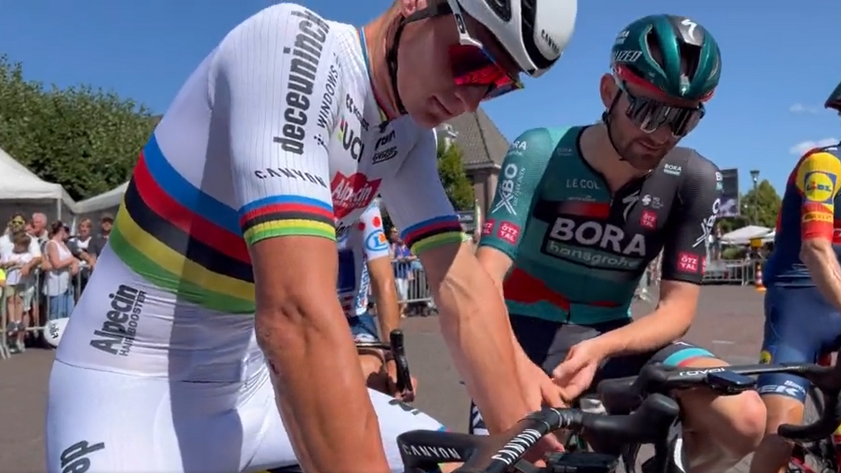 ETTEN-LEUR - World champion Mathieu van der Poel during the Pro Cycling  Tour Etten-Leur. Van der Poel shows for the first time his rainbow jersey  that he won during the World Cycling