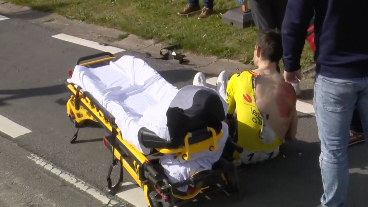 VIDEO Wout van Aert leaves Dwars Door Vlaanderen in ambulance after