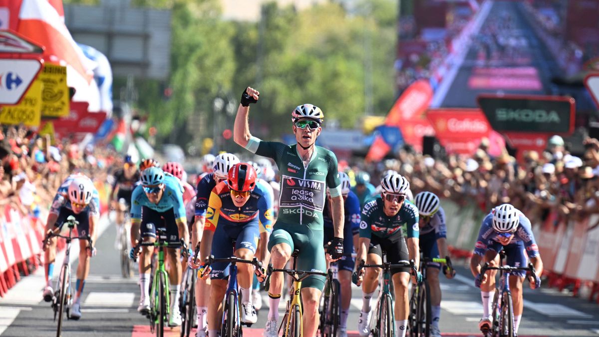 Wout van Aert doubles up at 2024 Vuelta a Espana after chaotic stage 7 sees  GC time gaps | CyclingUpToDate.com