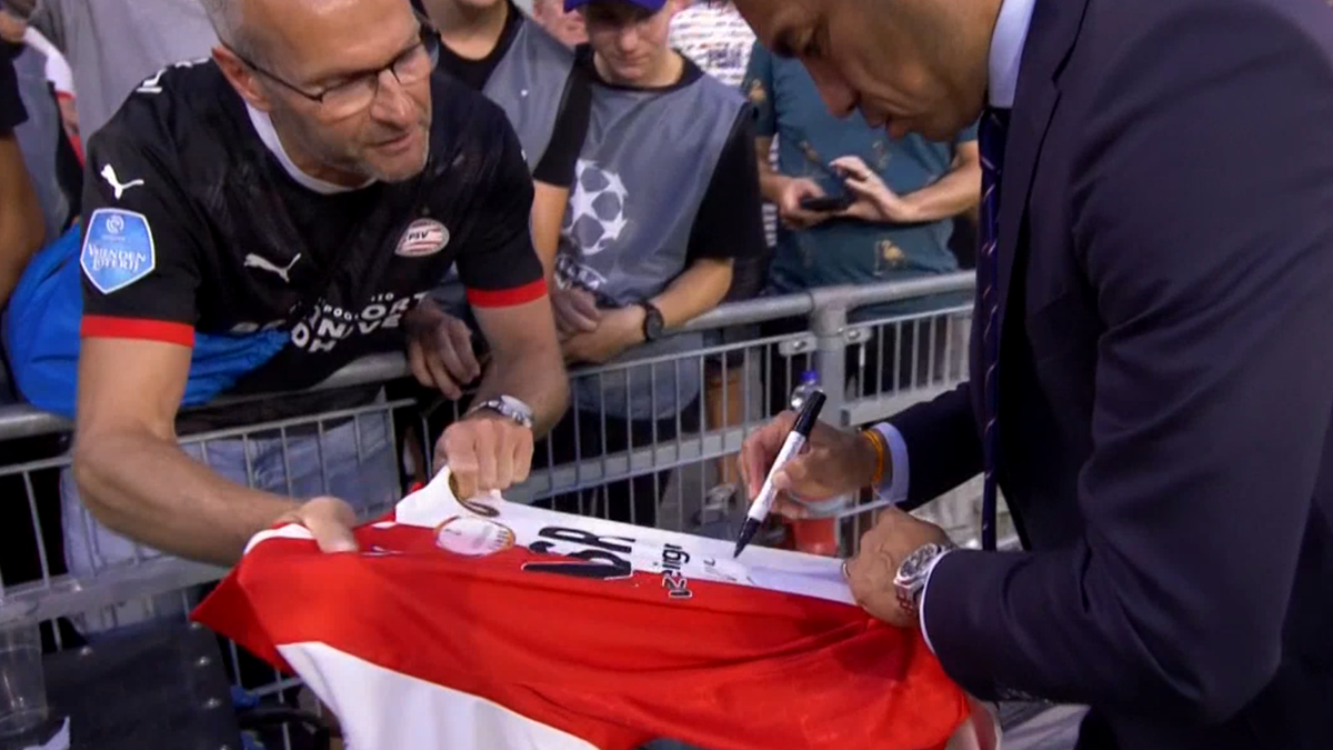 Van Bronckhorst signeert Feyenoordshirt van PSV-supporter - FR12.nl - Waar Feyenoord is zijn wij!