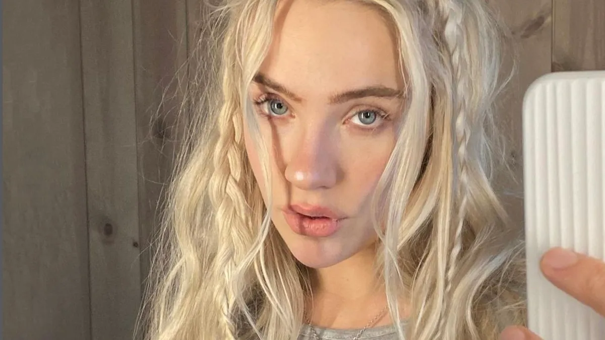 Juultje Tieleman laat steeds meer huid zien en gaat topless | LOESOE