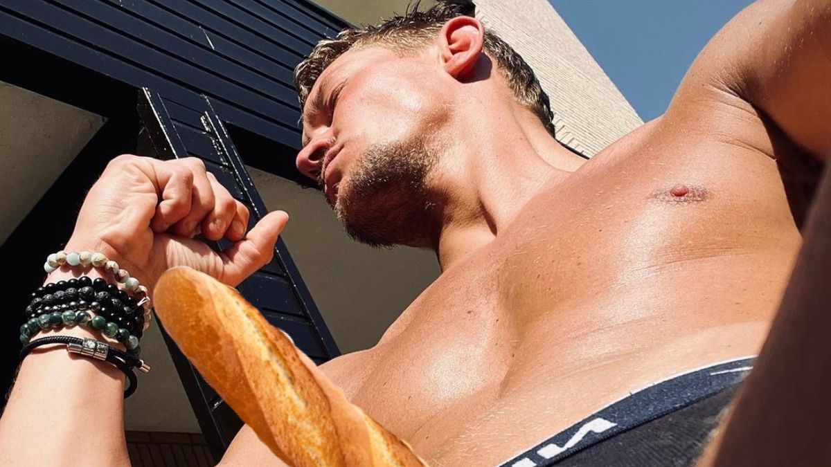 Ferry Doedens bakt zijn baguette af in de zon | LOESOE