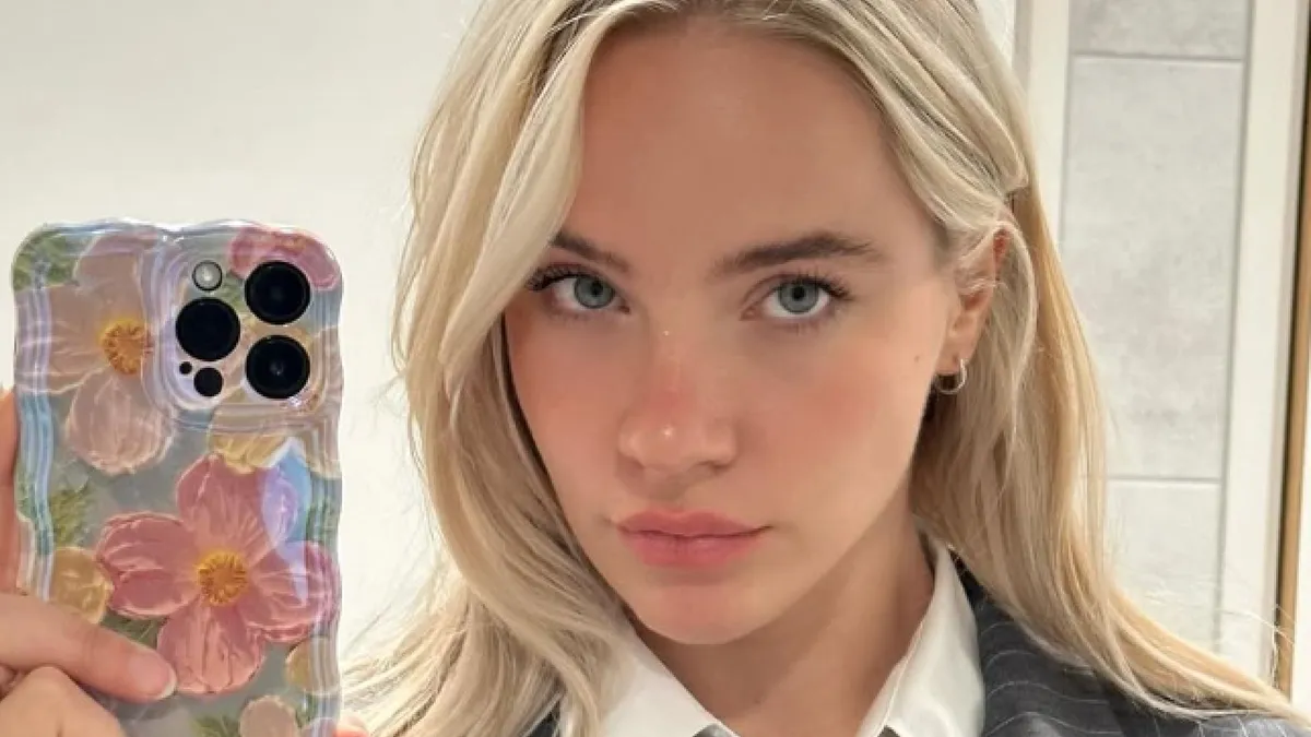 Juultje Tieleman dartelt rond in haar ondergoed en laat zich van alle  hoeken filmen (video)