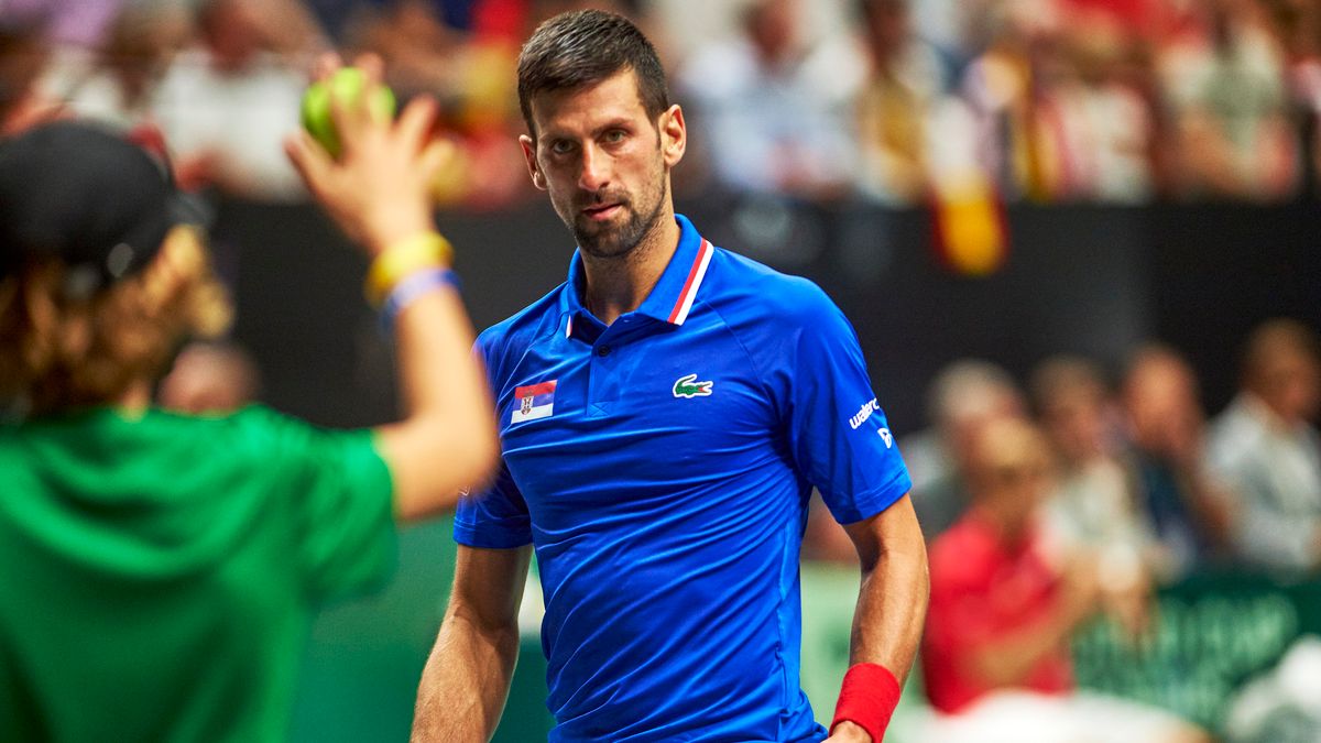 Concentrado, Djokovic joga xadrez com Becker antes de final