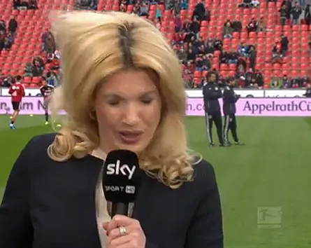 Journaliste krijgt bal keihard op achterhoofd