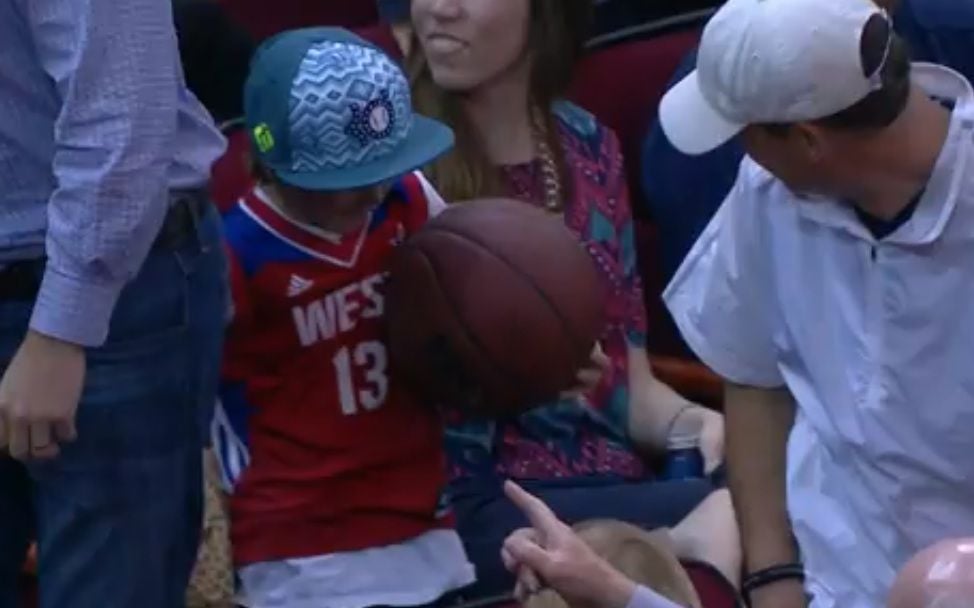 Fan scoort punten nadat hij basketbal van zijn idool heeft gevangen