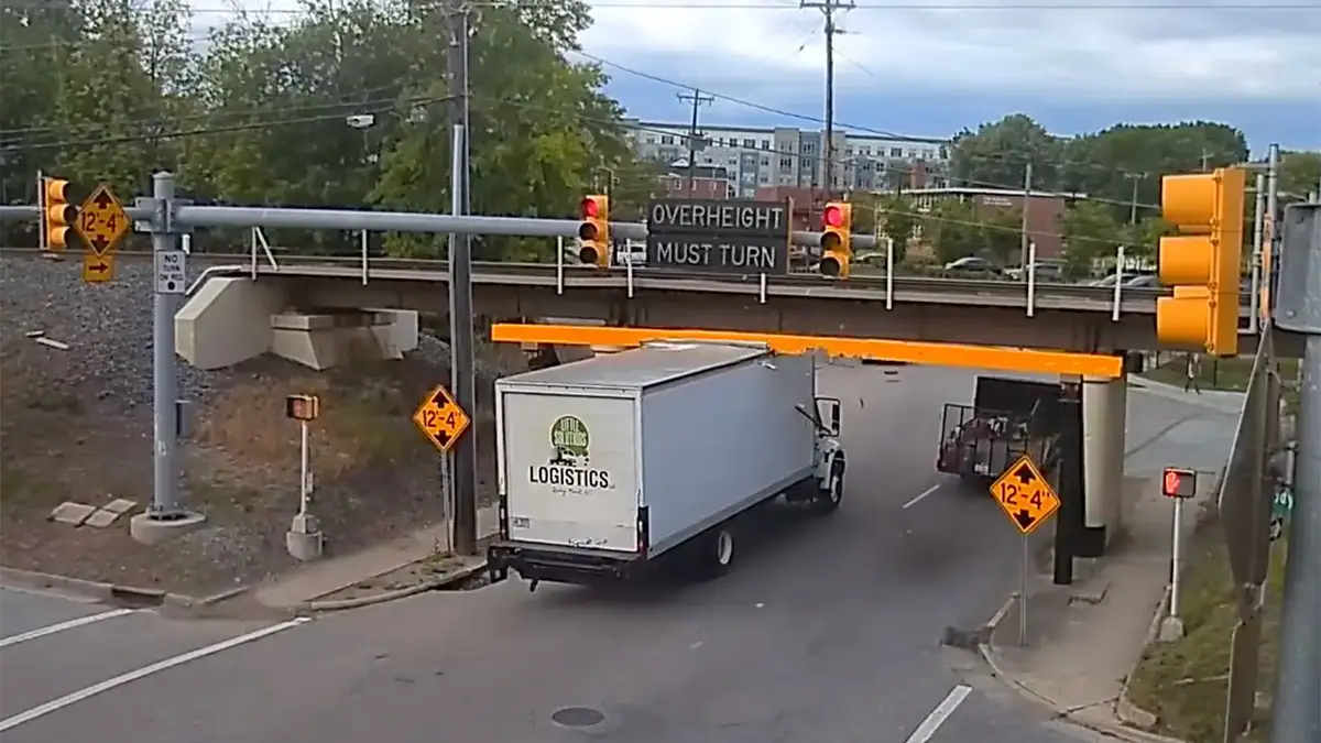 Brug in Durham stript weer dak van vrachtwagen