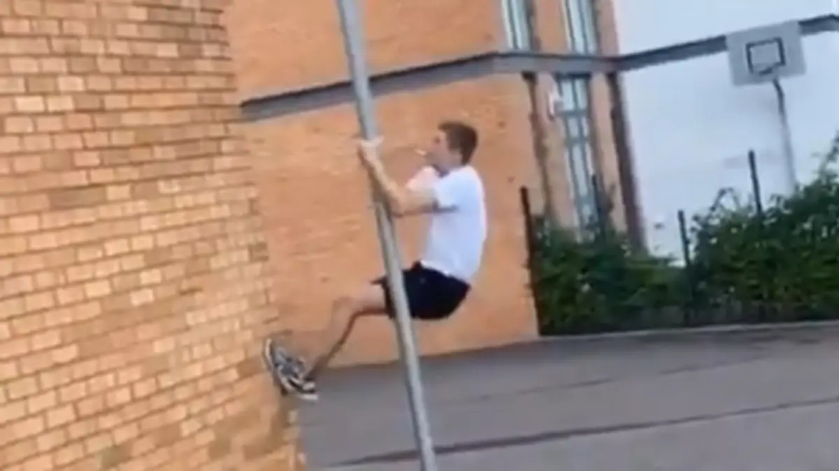 Bal op het dak is geen probleem voor deze jongen