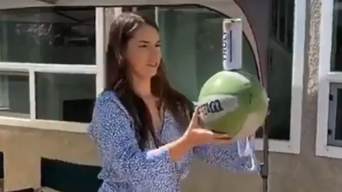 Blikje op bal challenge zorgt voor natte kleren