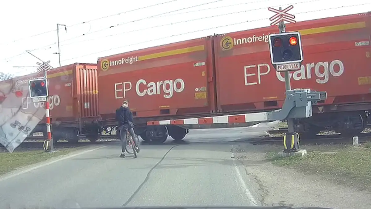 Fietser ziet tweede trein over het hoofd