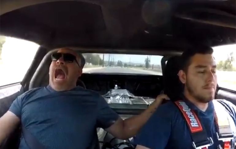 Vader en zoon maken ritje in auto voorzien van lachgas