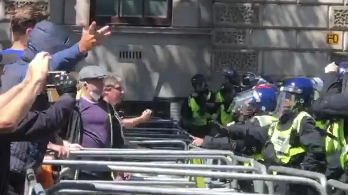 Hooligans in Londen eren Churchill en rellen met de politie