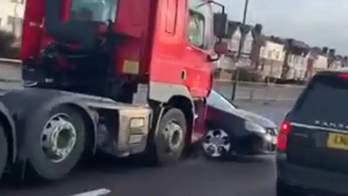 Vrachtwagen in Engeland ziet VW Golf over het hoofd