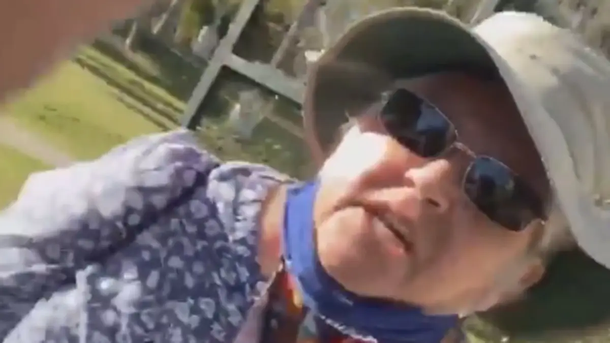 Oudere Karen enorm boos over gebruik van een trapje