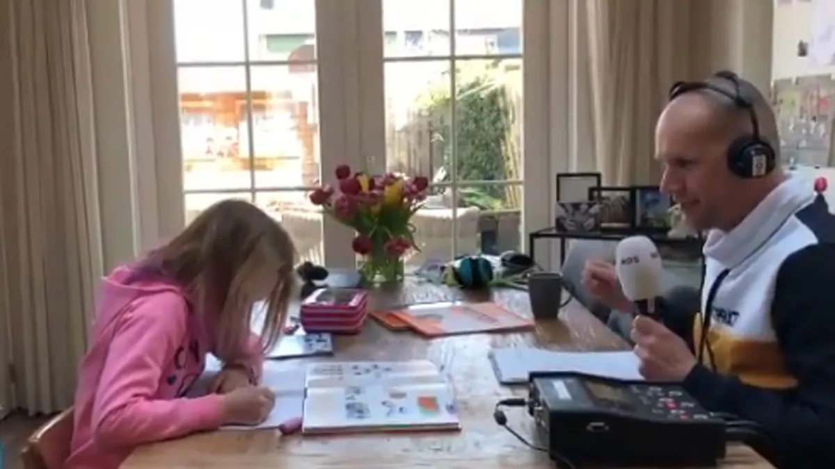 Als je vader sportverslaggever is en jij huiswerk moet maken