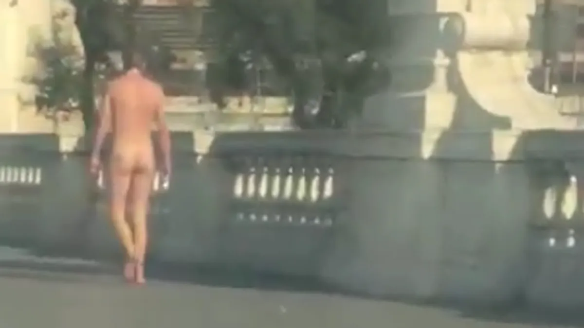 Man in Rome maakt gretig gebruik van lege straten