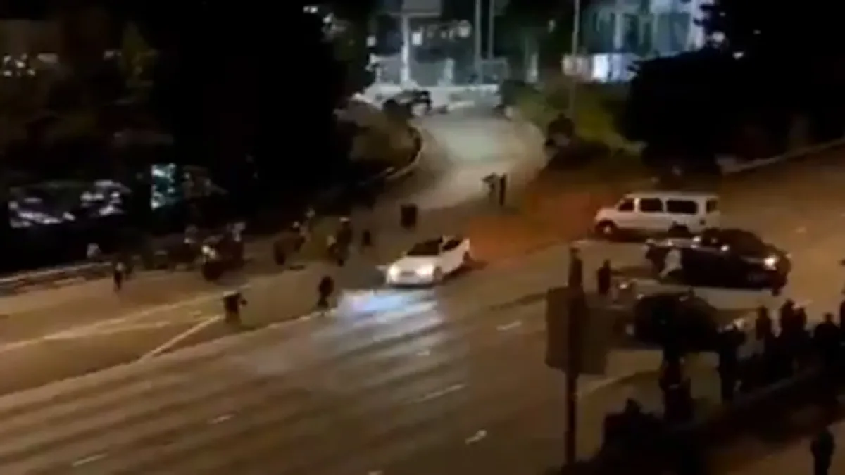 In Seattle reed een auto wat demonstrerende mensen omver