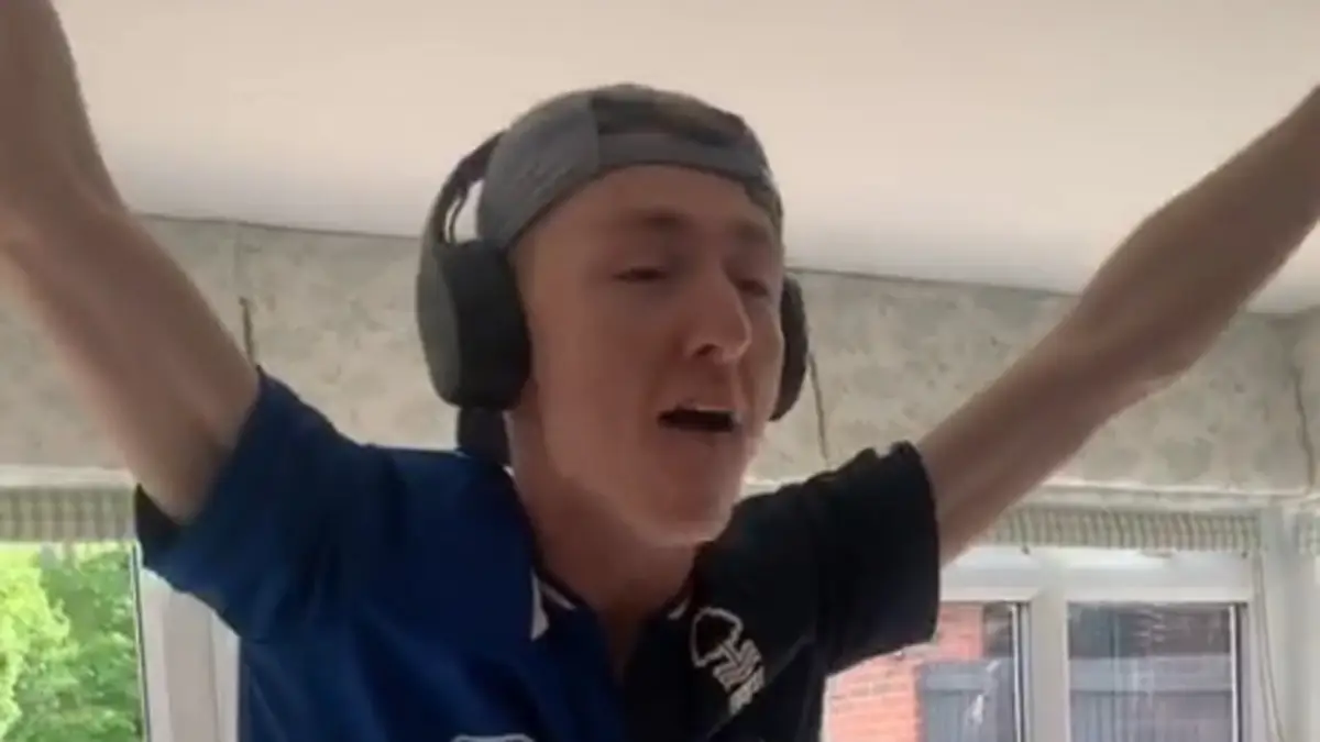 Thuis DJ laat de boel lekker swingen