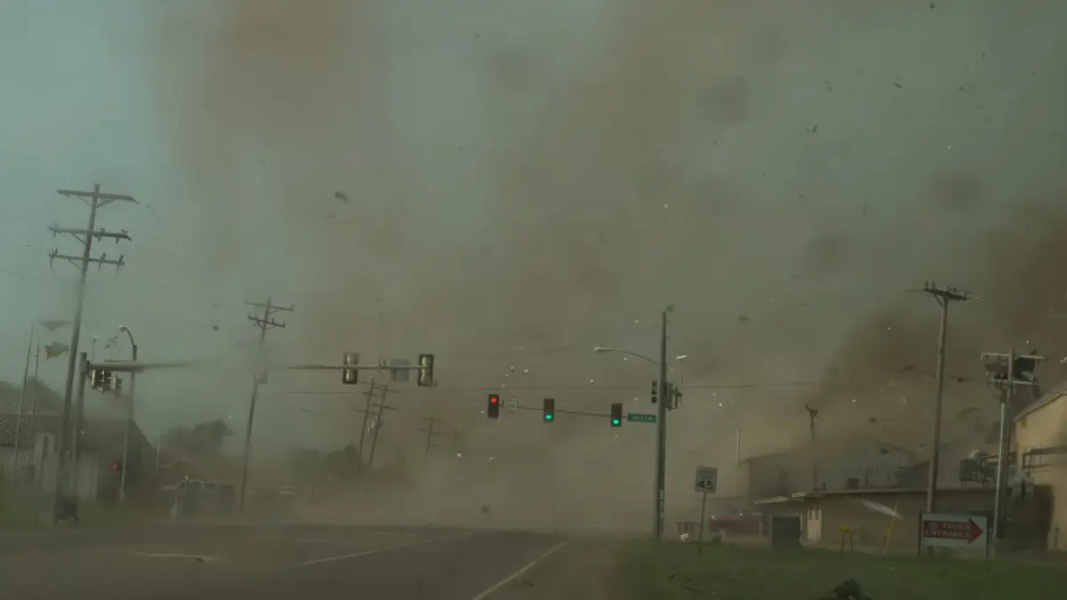 Tornado trekt spoor van vernieling door Madill