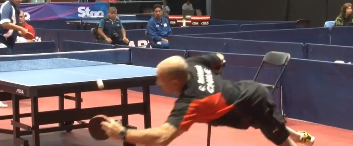 Gehandicapte tafeltennisser scoort punt als een baas
