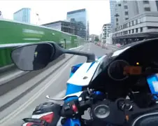 Motormuis krijgt standje van bereden politie