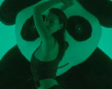 Emily Ratajkowski doet ook een Love filmpje