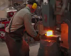 Vakman Bob Kramer laat zien hoe hij een mes maakt