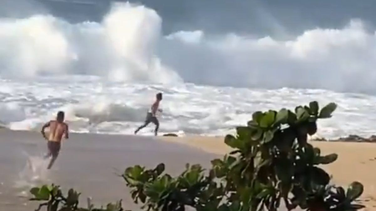 Surfer Mikey Wright redt drenkeling uit zee op Hawaii