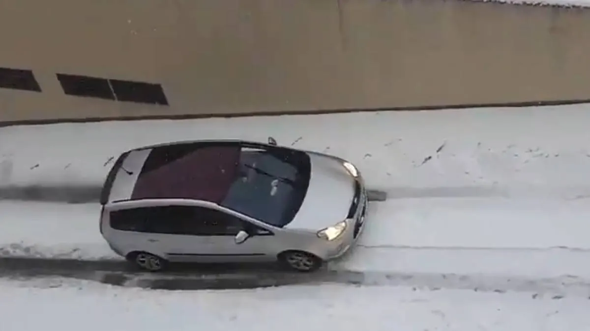 Sneeuw, zomerbanden en een schuine helling is lachen
