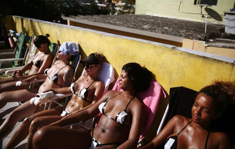 Braziliaanse dames doen aan speciale manier van zonnebaden