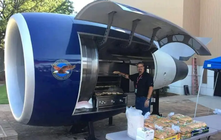 Oude vliegtuigmotor wordt BBQ