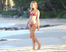 Kimberley Garner gekiekt op tropisch strand